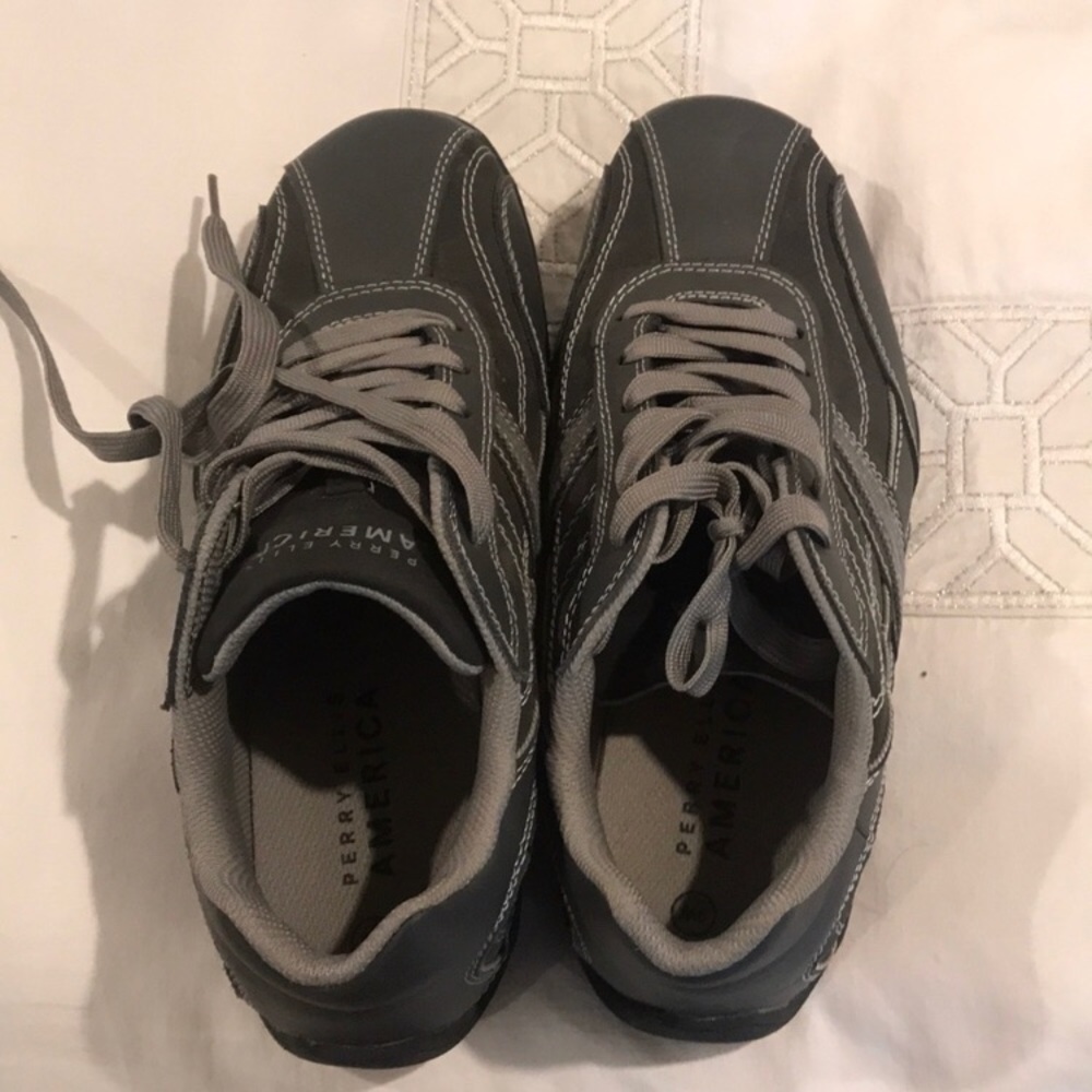Men’s Perry Ellis shoes size 9W